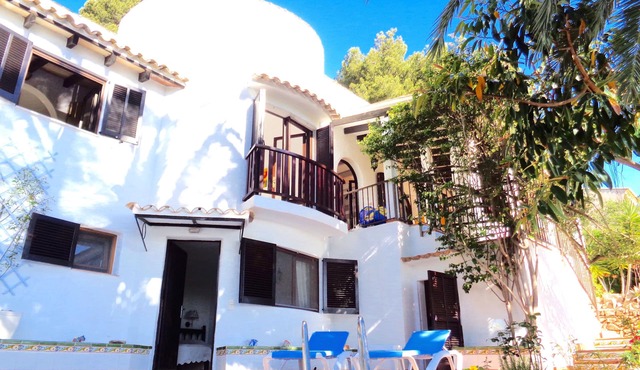 Dreamy chalet under palm trees, sea view, private pool, near bay in Capdepera