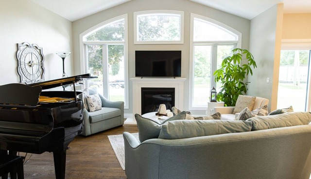Elegant Three Bedroom Home with lake view and a hot tub in Kingsville
