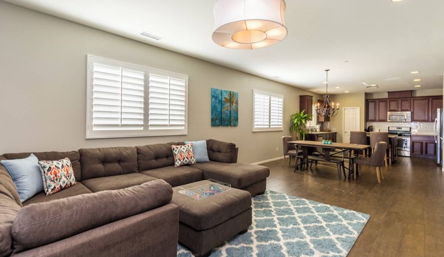 Family Oasis on 1/4 acre! Pool, putting green + swingset! 30 min to Joshua Tree! in Indio