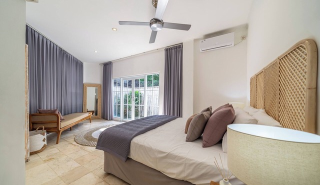 Heart of Seminyak 2 bed 2 bath 2 pools super quiet. Walk to Seminyak beach