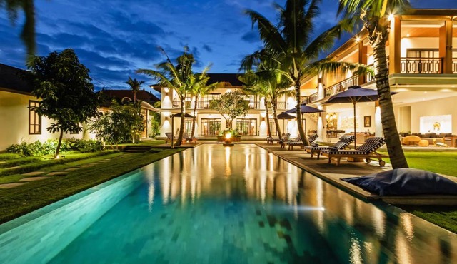 Heritage Villa, Ultimate 6 bed, 20 meter pool 700 metre from beach