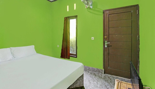 Hotel O Ashooy HomestayNearWisata Desa sedau in Narmada