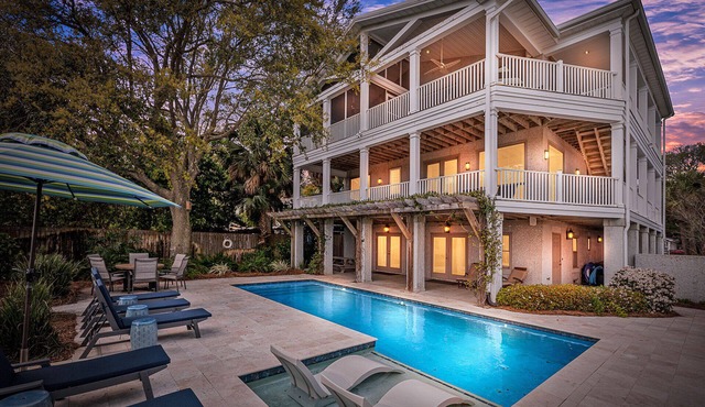 Immaculate Private Ocean Front Escape, Easy Walk To BEACH, Private Pool! in St. Simons Island