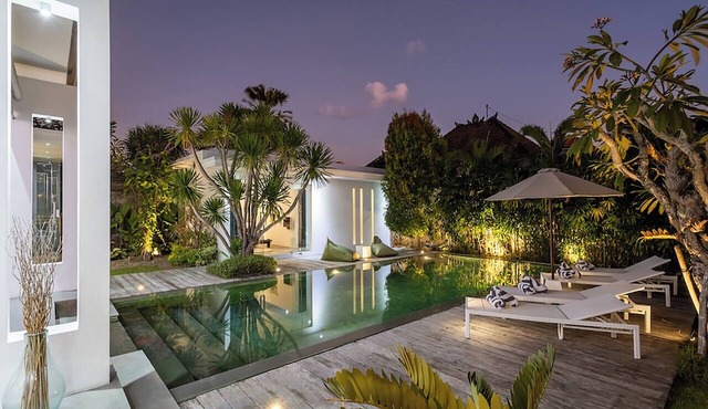 KF4 · Central Seminyak 10mn walk Oberoi villa