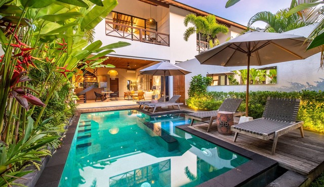 Lush Pool Two Master Suites Near the Beach
