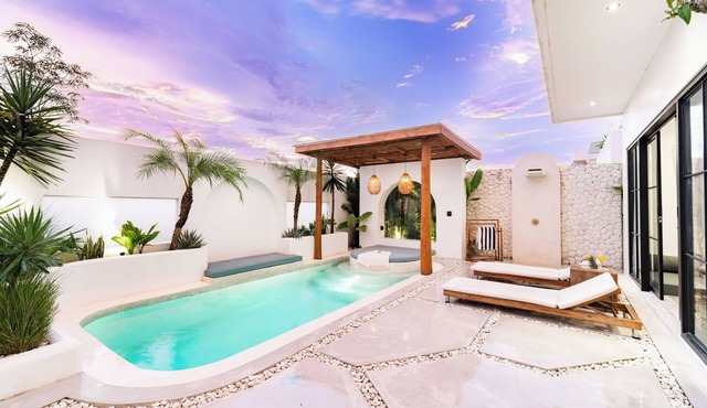 Luxury 3BR Villa w/2 Pools Near Seseh Beach