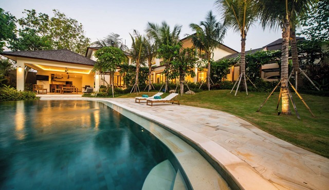 Luxury 4 Bedroom Bella Vista Villa