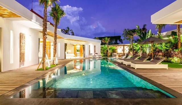 Luxury 6BR Villa, Canggu, 400m to Finns Beach