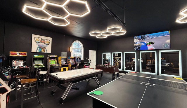 Luxury Estate with Pool, Free Spa Heat, Gym, & Game Room! 6mi. to The Strip in Las Vegas