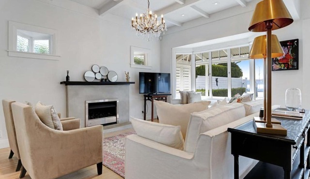 Luxury Herne Bay 3BR Villa with Deck - Parking in Auckland
