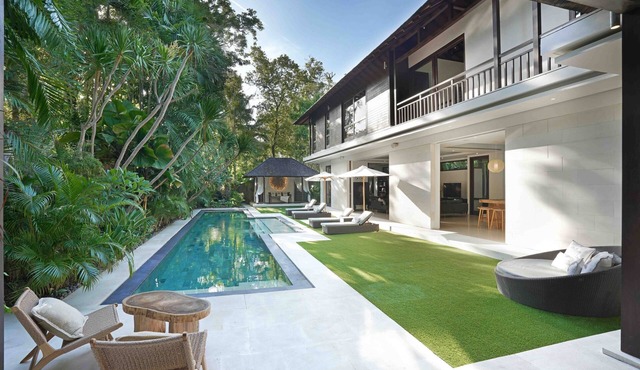 Luxury Villa Seminyak, big pool & big garden!