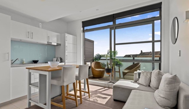 Modern Abode | Parking & Views near Ponsonby Rd in Auckland Central Suburbs