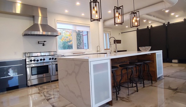 Modern Industrial Getaway - 1 minute walk to the Beach & Boat Launch in Flesherton