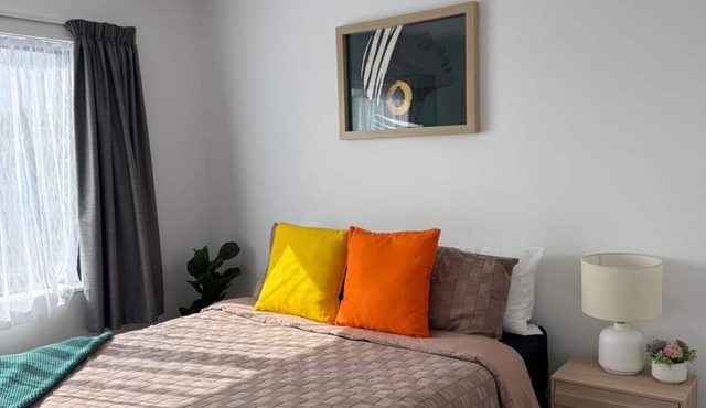 Modern Townhouse Near Airport - Cozy Private Room in Auckland