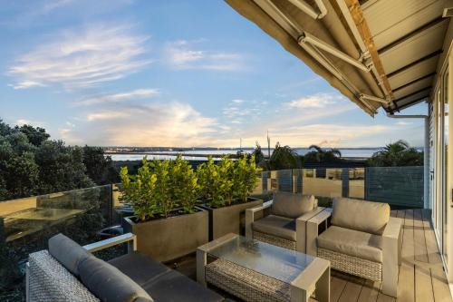 Ocean view Designer Standalone Villa Big Deck in Auckland
