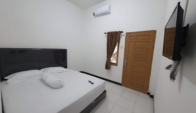 OYO 93306 Homestay Permana Supadio Airport