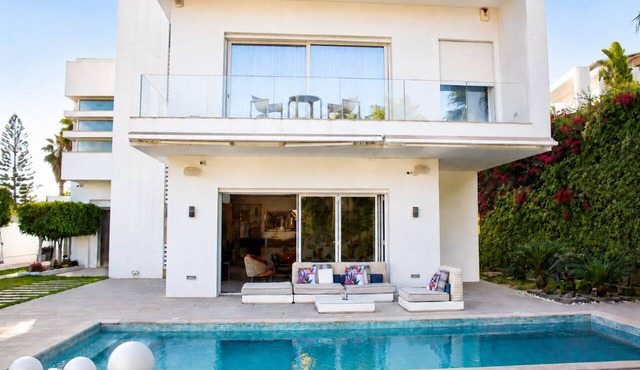 Premium Villa with Pool and Large Garden S 15