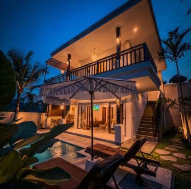 Private Villa with Pool, Bathtub, Rice Field & Jungle Views
