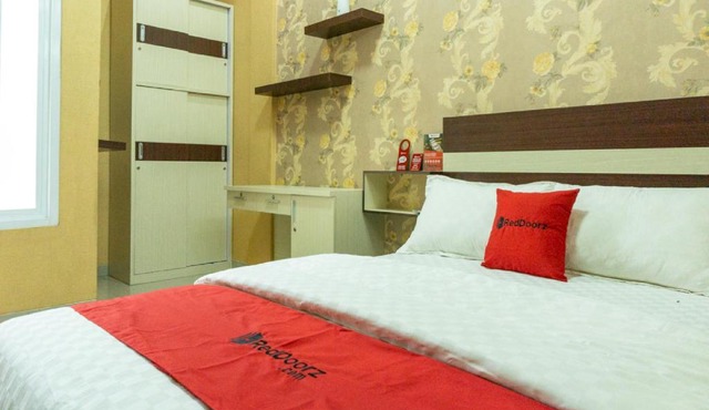 RedDoorz near Benteng Van Den Bosch