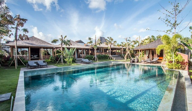 Rice Field View 5BR Villa - W/Jacuzzi & Swimming Pool!