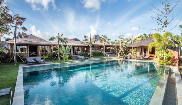 Rice Field View 5BR Villa, W/Feature Jacuzzi & Gardens Located In Canggu!