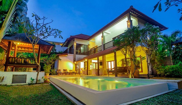 SEMINYAK, WALK TO BEACH, 7 BDRM, AMAZING VALUE