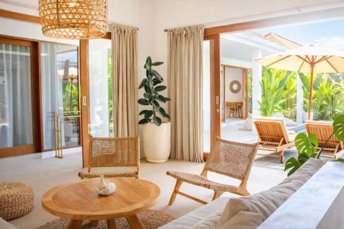 Seseh Beach-Twin Villa Celestine Suite with Bathtub, in Shared Villa With Pool - 650m to Beach