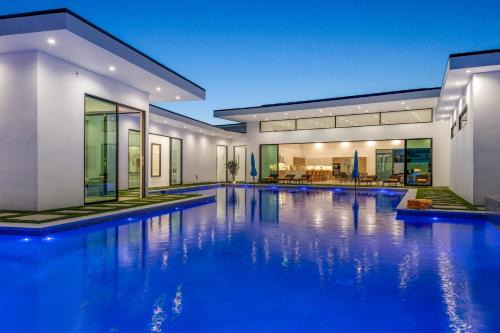 Sleeps 17 Villa w Pool Hot Tub Pickleball Court Bravo Villa 8 by AvantStay in Indio