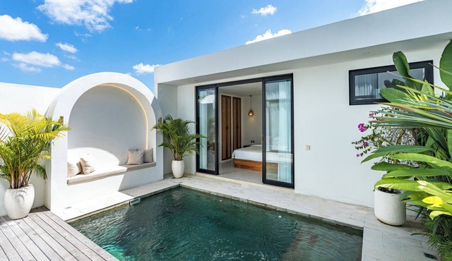 Stylish 2BR Private Pool Villa Walk to Seseh Beach Near Canggu in Mengwi