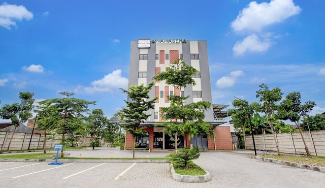 Stylish Deluxe Stay With Free Wifi and Parking in Grogol