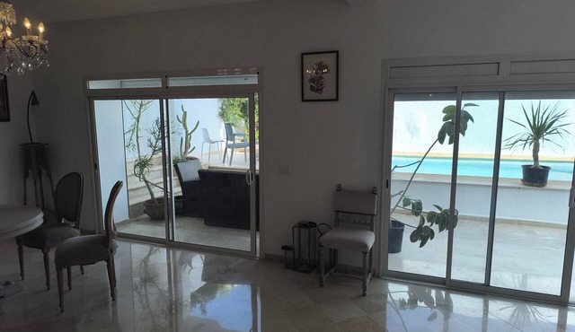 Stylish villa avec parking et piscine