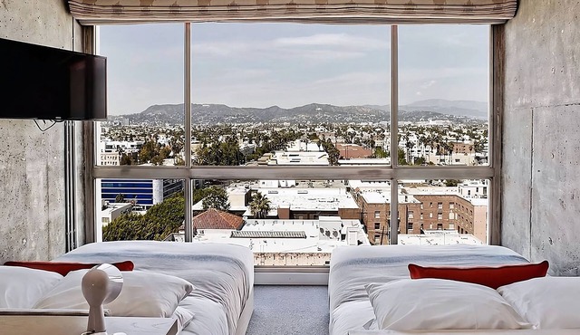 The LINE Hotel Los Angeles, High-level Hollywood Hills View Double, Onsite Pool! in Los Angeles