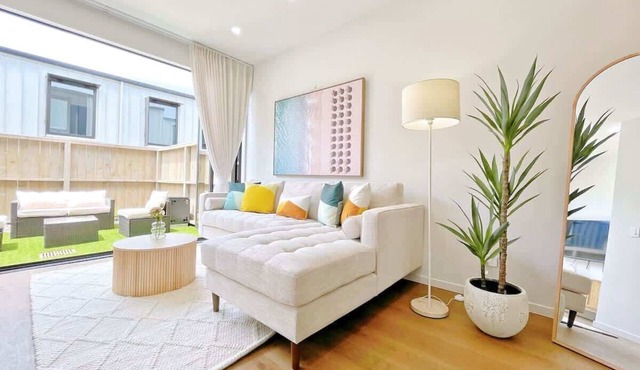 Tranquil Townhouse 2BR & 1 Study with Free Parking in Auckland
