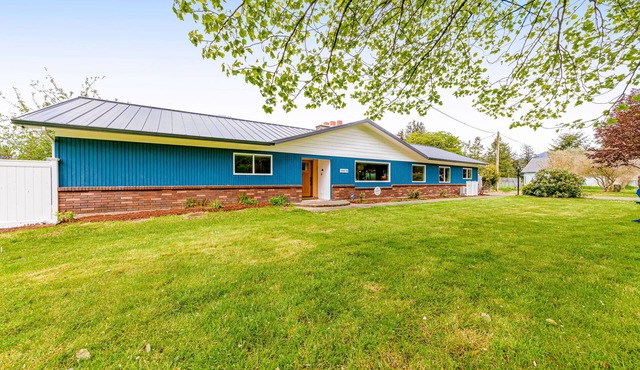 TRASK RIVER FISHING LODGE: New Riverfront Luxury with acreage and great views! in Tillamook