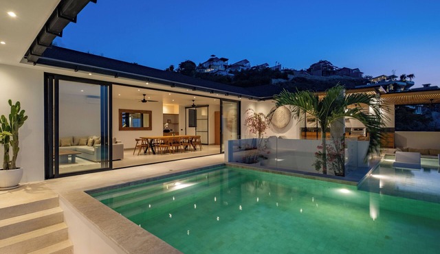 ULUWATU LUXURIOUS VILLA 4BR, POOL, GYM, OCEAN AND GOLF VIEW