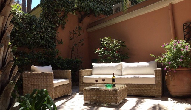 Villa Borghese Oasis: Quiet, Large Apartment with WiFi, AC, Patio - Palm House 1 in Roma