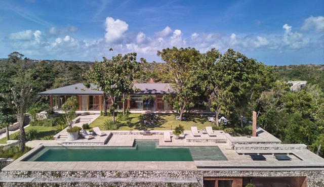 Villa Lebar - Hilltop 3 Bedroom Private Home with Sauna, Ice bath and Jacuzzi with Vast Ocean and Volcano Views