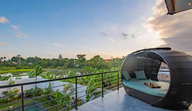 Villa Luisa · Rice field view 3 BR villa Seminyak beach side
