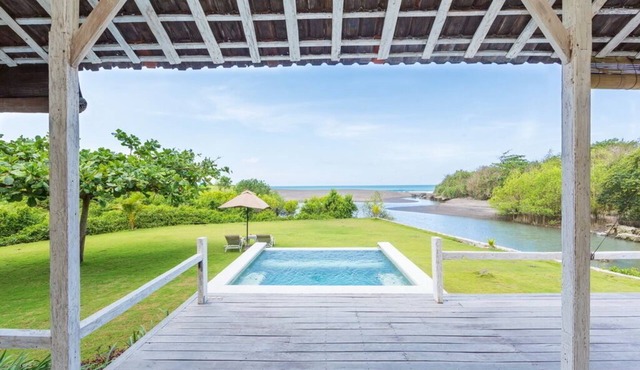 Villa Sungai Laut 2 Bedrooms Beachfront Wooden Villa in Canggu