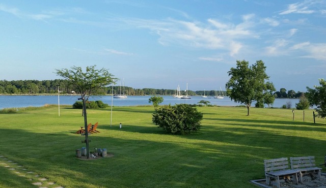 Waterfront Family Retreat with gorgeous views and a large Deepwater Dock. 5' MLW in Cambridge