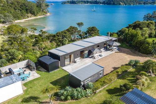 Wharetana Bay Villa with private walkway to beach! in Te Whau Bay