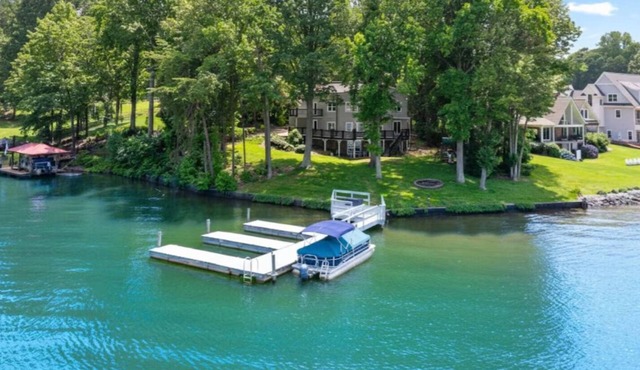 What A View! Perfect Family Meeting Place. BIG Views! Optional Boat Rental. in Sherrills Ford