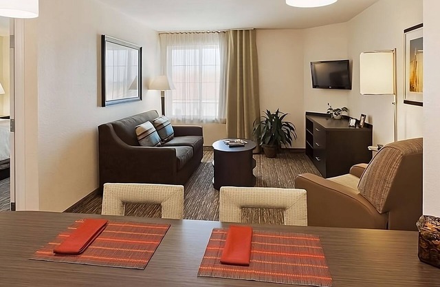 Relax and Unwind! Pet-friendly, Kitchenette, Near Angel Stadium in Garden Grove