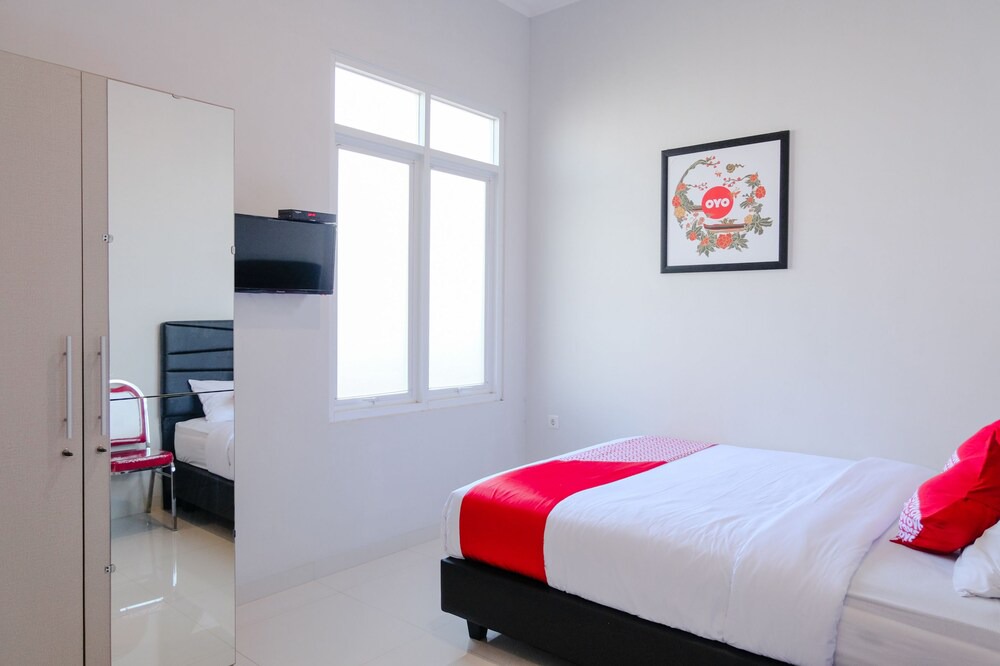 Jember Hotel | OYO 995 Alice's Homestay Syariah