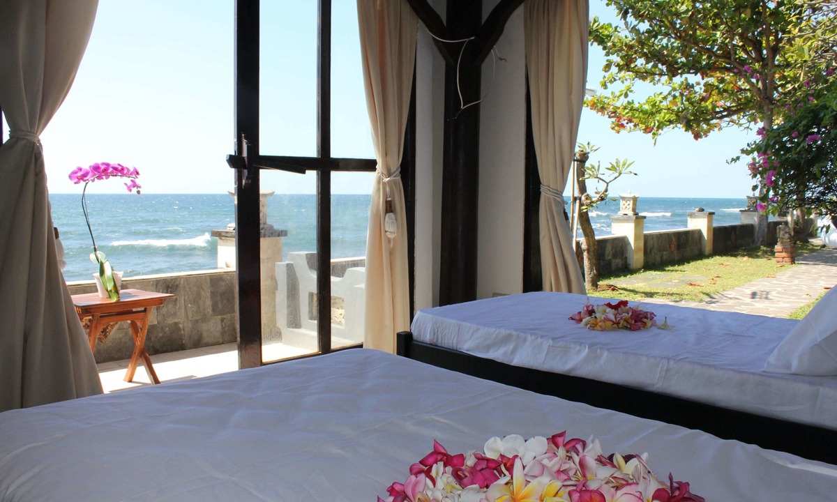 Bukti Villa | The Ning Beach & Villa