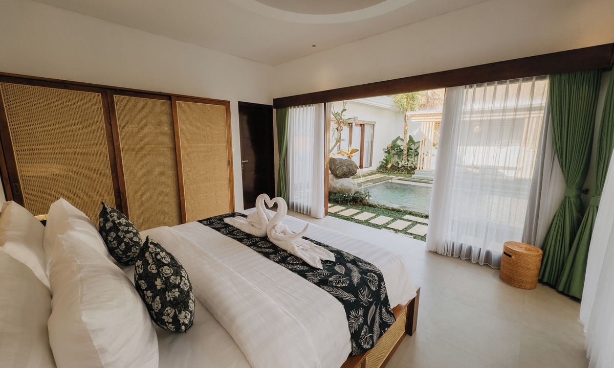 Mas Villa | Golden Bee