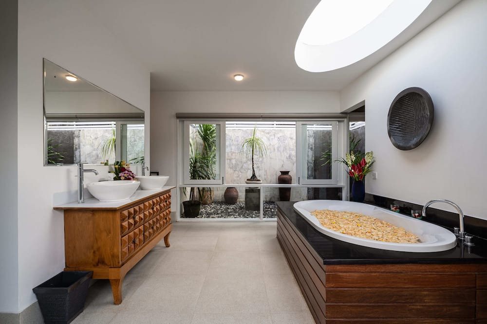 Photo of Bathroom in Petitenget