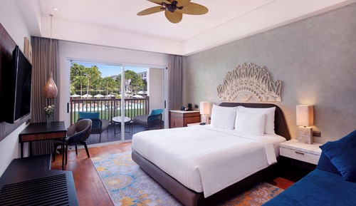 Deluxe Room, 1 King Bed, Pool View