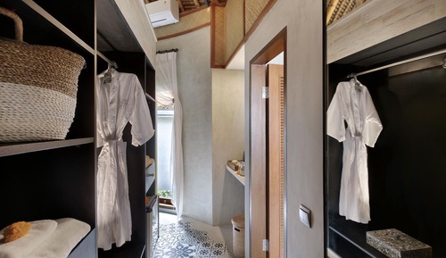 Grand Cottage with Bathtub