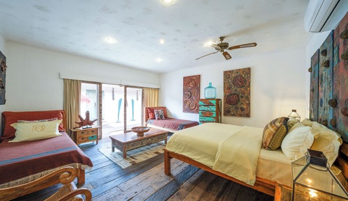 Superior Room, 1 King Bed, Courtyard View